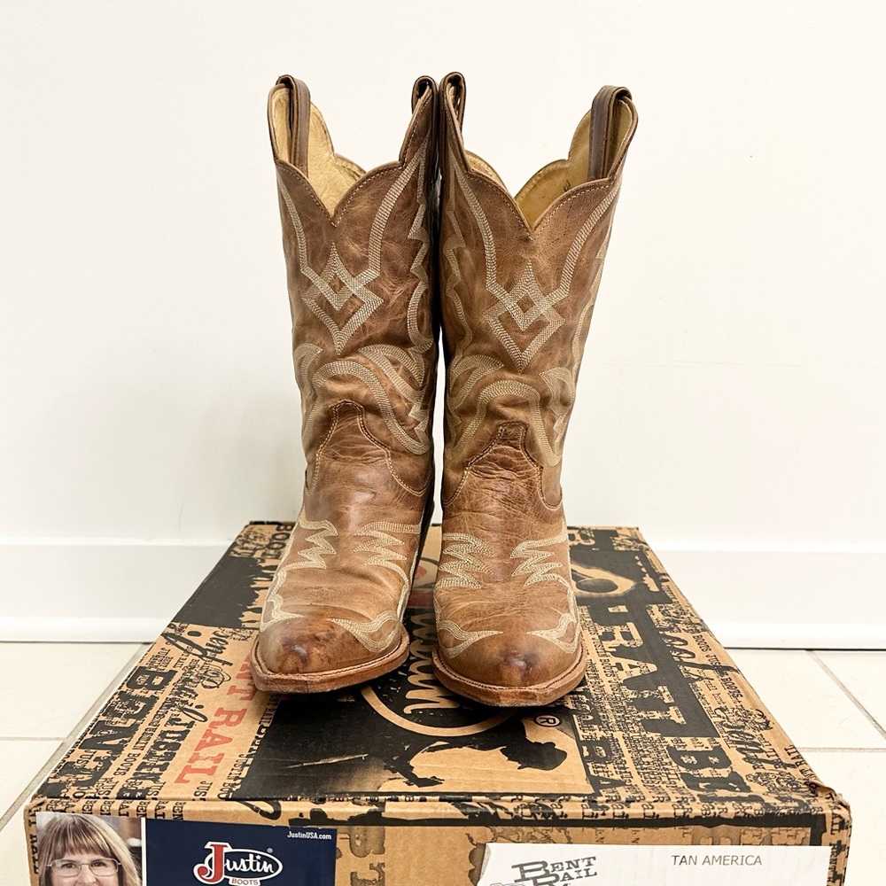 9.5 Medium width leather Justin cowboy boots